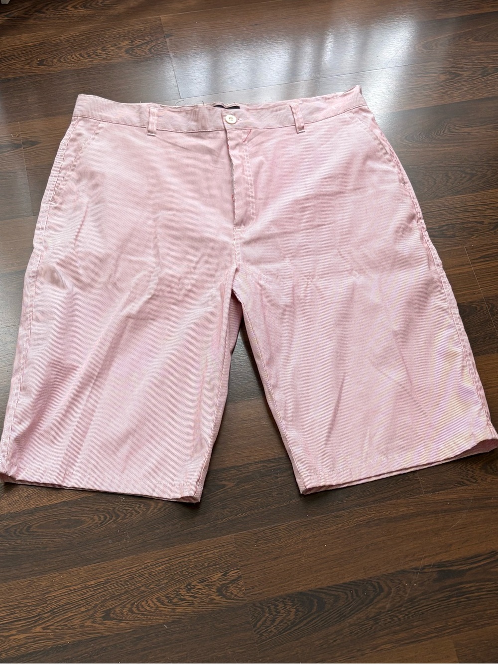 Men strip red & white shorts size 40 (Cart L-102)
